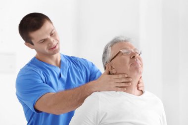 Fizyoterapist modern klinik kıdemli hasta ile çalışma