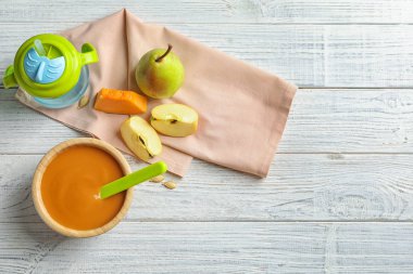 Bebek maması ve ürün kompozisyonu 