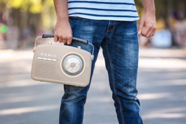Retro radyo açık havada olan genç adam