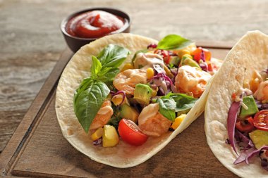 Kurulu ile lezzetli karides tacos 