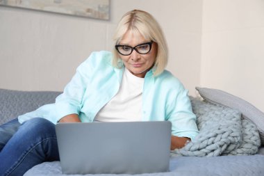 Laptop kullanan olgun bir kadın 
