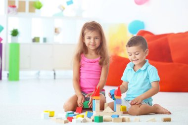 Şirin çocuk legolarla kapalı oyun