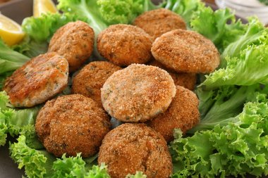 Salata yaprakları üzerinde lezzetli somon köftesi