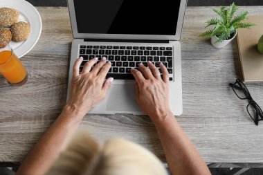 Dizüstü bilgisayar kullanan kadın 