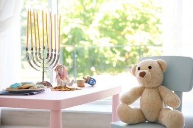 Hanukkah için dekore edilmiş güzel bebek odası