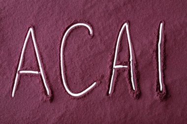 Word Acai tozu üzerinde yazılı