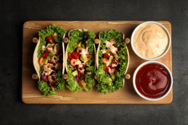 Lezzetli karides tacos ile sahibi 