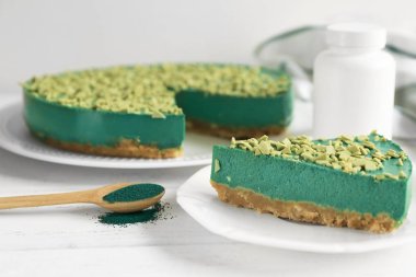 Lezzetli spirulina peynirli kek parçası ile plaka 