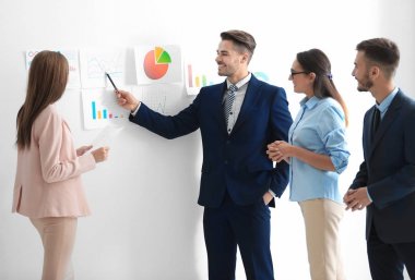 Takım genç yöneticilerin office projesinde tartışıyor