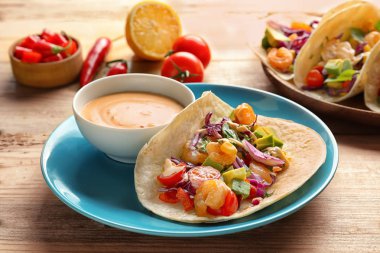 Plaka ile lezzetli karides taco 