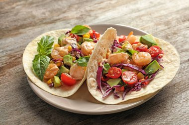 Lezzetli karides tacos ile plaka 