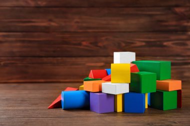 İçin anaokulu ahşap arka plan üzerinde renkli bloklar