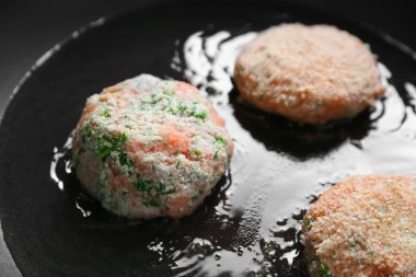 Somon köftesi Pan kızartma