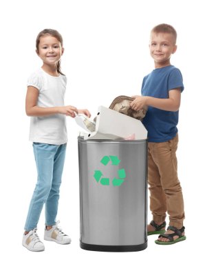 Küçük çocuklar çöp kutusu içine çöp atma arka plan beyaz. Geri dönüşüm kavramı