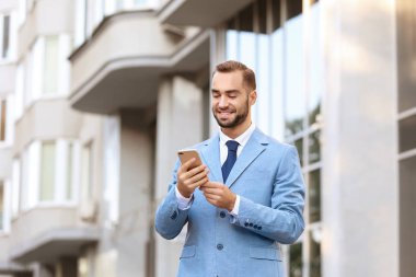 Şık takım elbise, açık havada yakışıklı adam