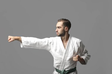 Genç adam karate yapıyor.  