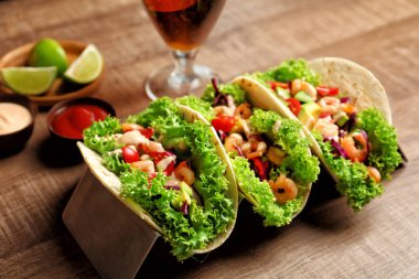 Lezzetli karides tacos ile sahibi 