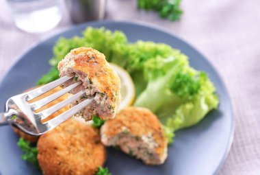 Çatal parça somon patty ile 