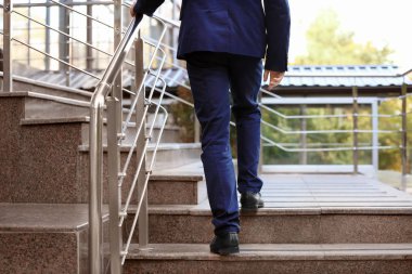 Şık takım elbise, açık havada yakışıklı adam