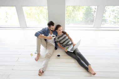 Genç ile laptop kapalı çift. Internet alışveriş kavramı