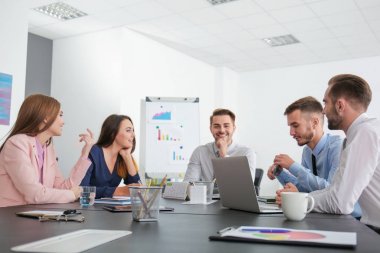 Takım genç yöneticilerin office projesinde tartışıyor