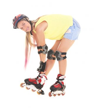 Beyaz arka plan karşı paten giymiş genç kadın