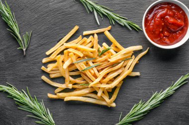 Koyu arka plan üzerinde nefis kızarmış patates