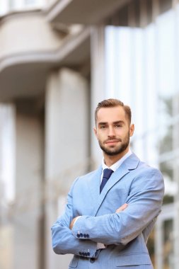 Şık takım elbise, açık havada yakışıklı adam