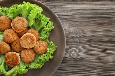 Lezzetli somon köftesi ile plaka 