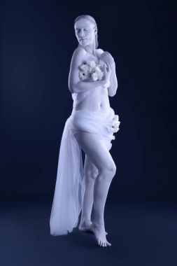 İnanılmaz vücut-sanat olarak Başak koyu arka plan üzerinde olan güzel kadın. Zodyak işaretleri kavramı