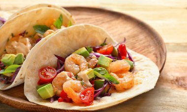 Lezzetli karides tacos ile plaka 