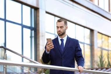 Şık takım elbise, açık havada yakışıklı adam