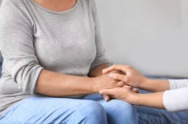 Olgun ve genç kadın kapalı elele. Yaşlı Bakımı kavramı