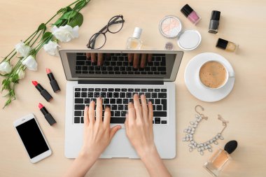 Eller güzellik Blogger modern dizüstü bilgisayar ve farklı kadın öğeler tablo