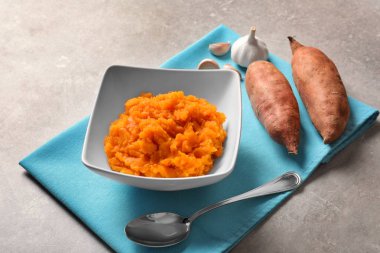 Tatlı patates püresi ile kase 