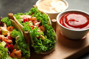 Lezzetli karides tacos ile sahibi 