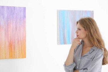 Resme arayan genç kadın 