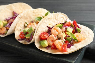 Kurulu ile lezzetli karides tacos 