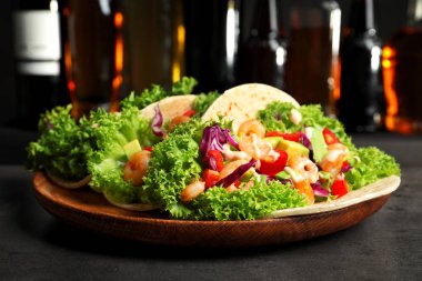 Lezzetli karides tacos ile plaka 