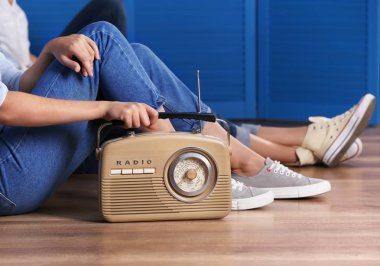 Grup retro radyo kapalı olan genç kadın