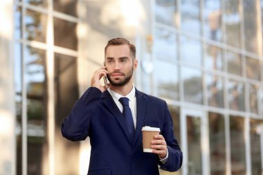 Şık takım elbise, açık havada yakışıklı adam