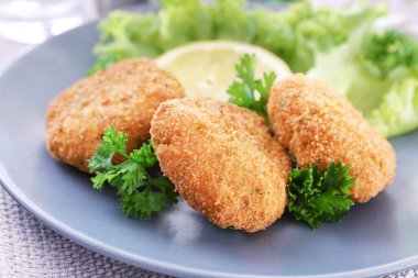 Plaka üzerinde lezzetli somon köftesi