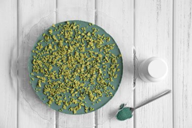 Lezzetli spirulina cheesecake ile plaka 