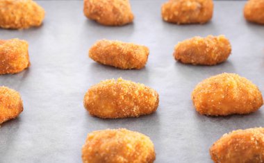 Parşömen üzerine lezzetli somon Köfte