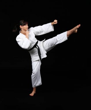 Genç kadın karate pratik 
