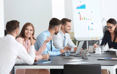 Takım genç yöneticilerin office projesinde tartışıyor