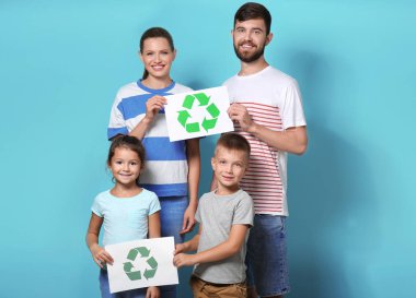 Sembol renk arka plan üzerinde geri dönüşüm ile kağıt sayfalarının holding aile