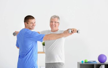 Fizyoterapist modern klinik kıdemli hasta ile çalışma