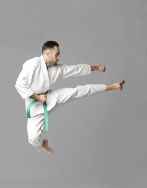 Genç adam karate yapıyor.  