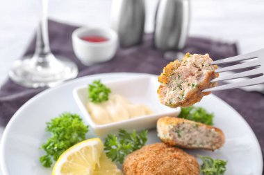 Çatal somon patty plaka üzerinden parça ile